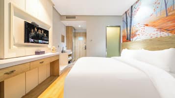 Quarto casal conforto, vista para a cidade | Escrivaninha, espaço de trabalho para notebook, cortinas blackout