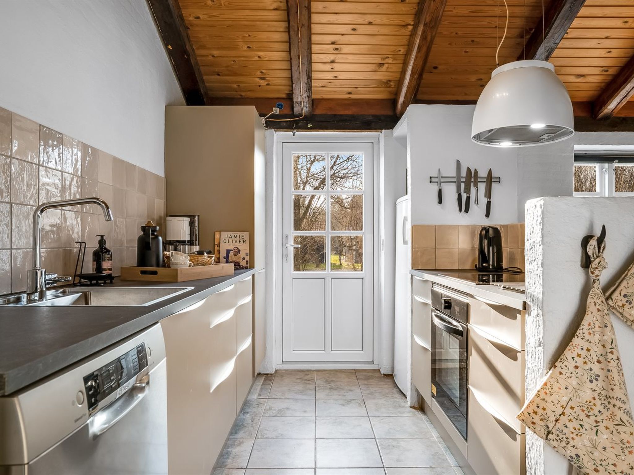 Kühlschrank, Geschirrspüler, Kochgeschirr/Geschirr/Besteck