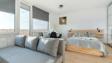 Tabla de planchar con plancha, cuna de viaje, wifi y ropa de cama