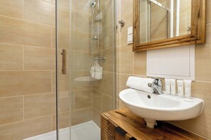 Ducha, secador de pelo, toallas y champú