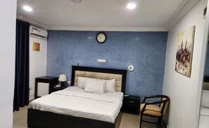 Deluxe-Zimmer, Balkon, Stadtblick | Schreibtisch, laptopgeeigneter Arbeitsplatz, Verdunkelungsvorhänge