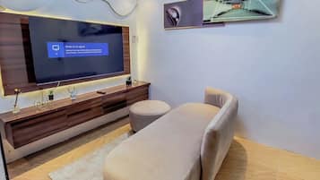 Deluxe Room, Balcony, City View | Living area