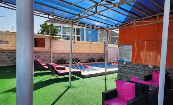 Bar en milieu de piscine