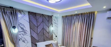 Habitación Deluxe, balcón, vista a la ciudad | Escritorio, espacio para trabajar con laptop y cortinas blackout