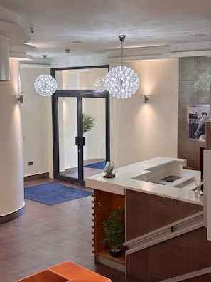 Reception - Icon Hotel (Luton)