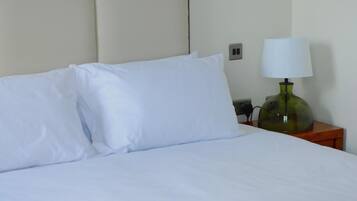 Doppel- oder Zweibettzimmer, Stadtblick | Zimmersafe, Schreibtisch, laptopgeeigneter Arbeitsplatz