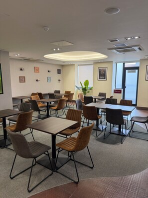 Reception - Icon Hotel  (Luton)