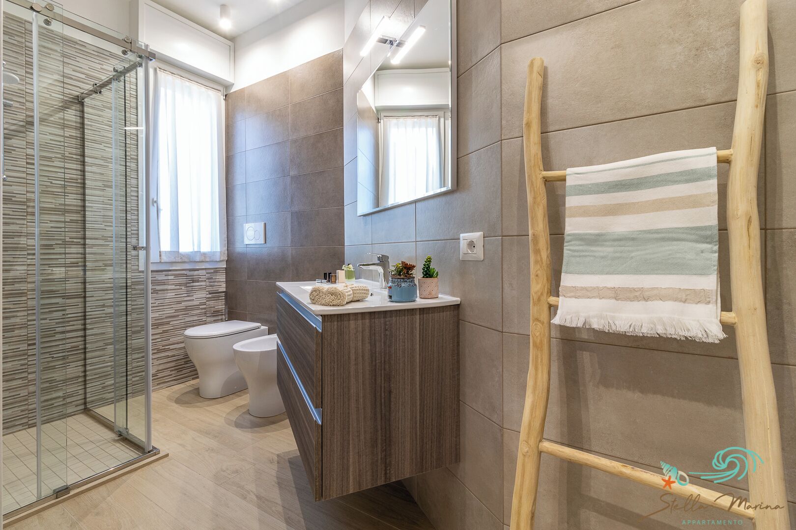 Een douche, een haardroger, een bidet, handdoeken