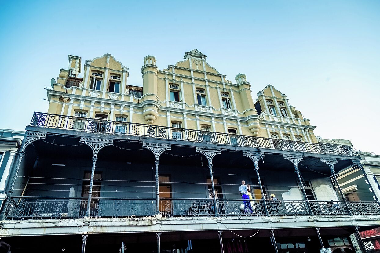 Un edificio storico con balconi decorati e uno stile architettonico classico.