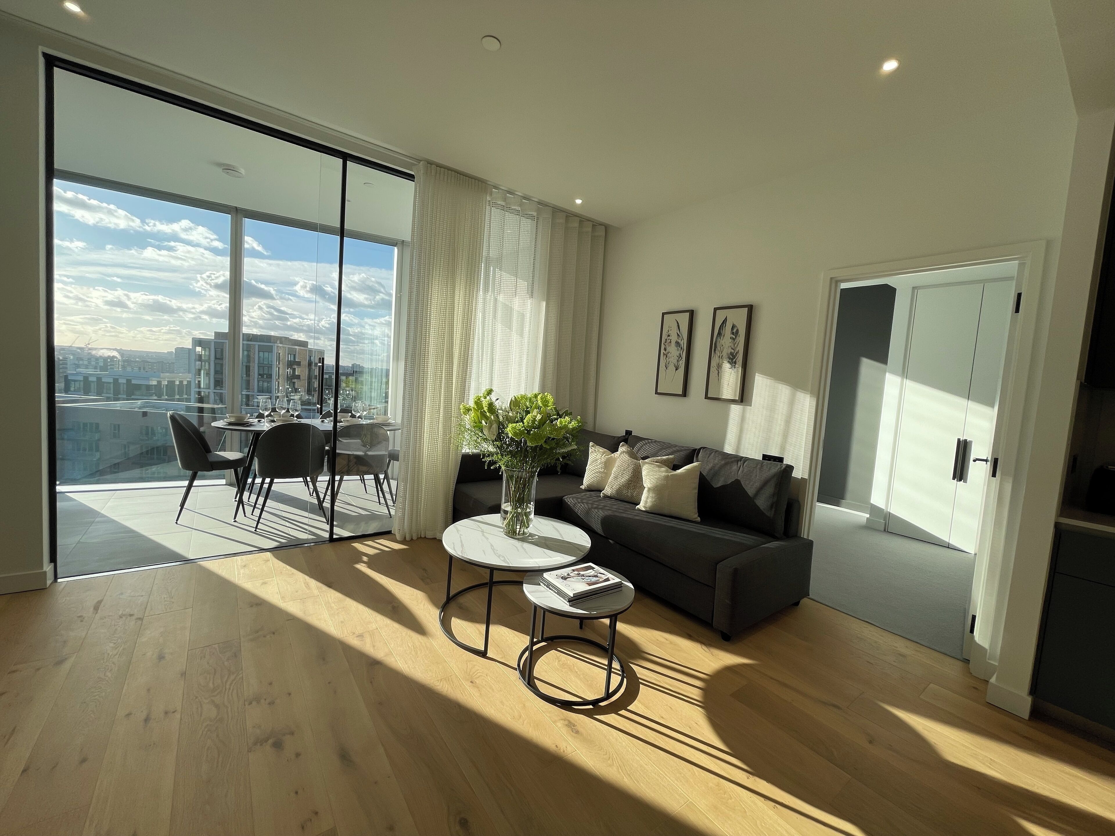 Departamento, balcón, vista a la ciudad | Área de sala de estar