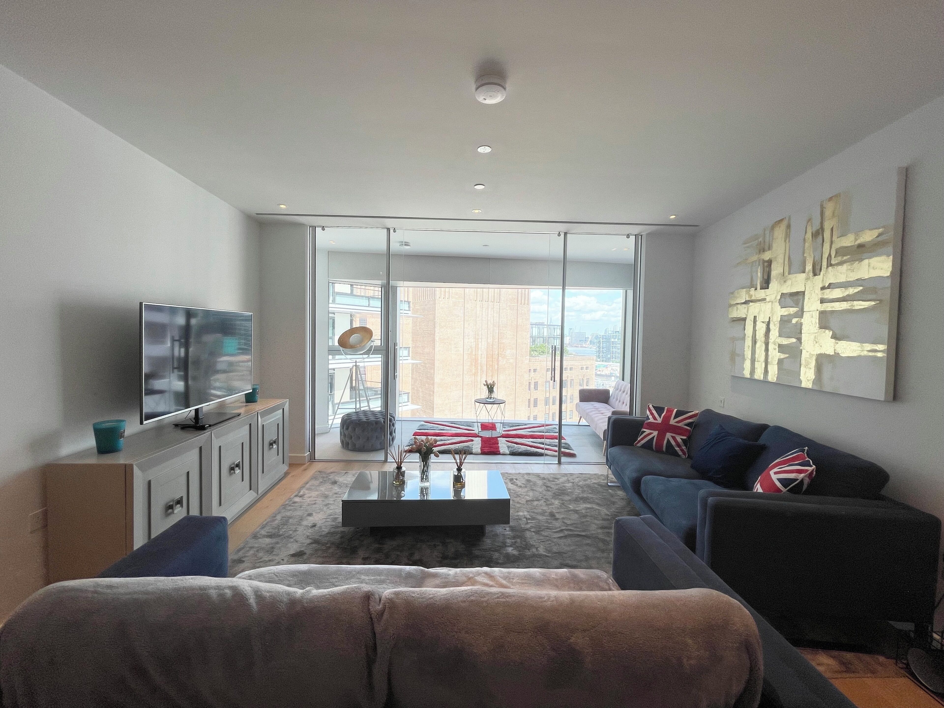 Departamento de lujo, balcón, vista a la ciudad | Área de sala de estar