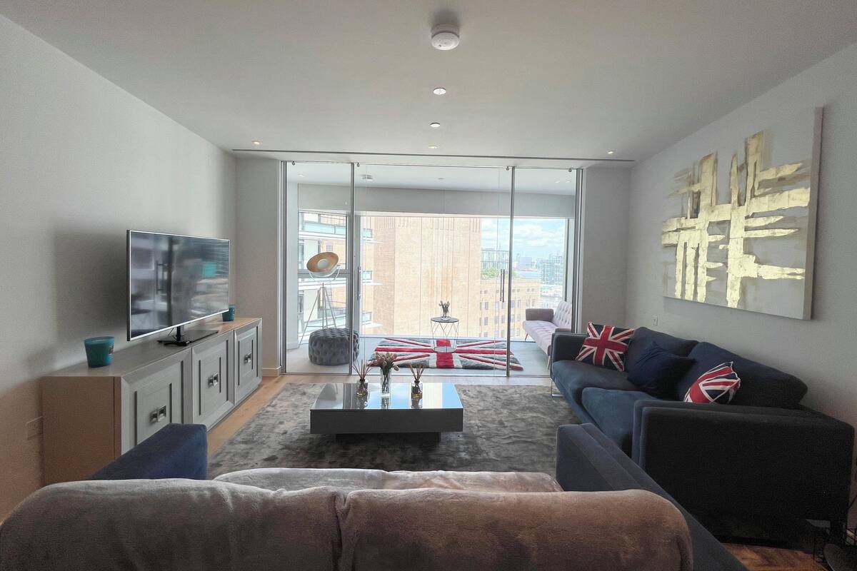 Departamento de lujo, balcón, vista a la ciudad | Área de sala de estar