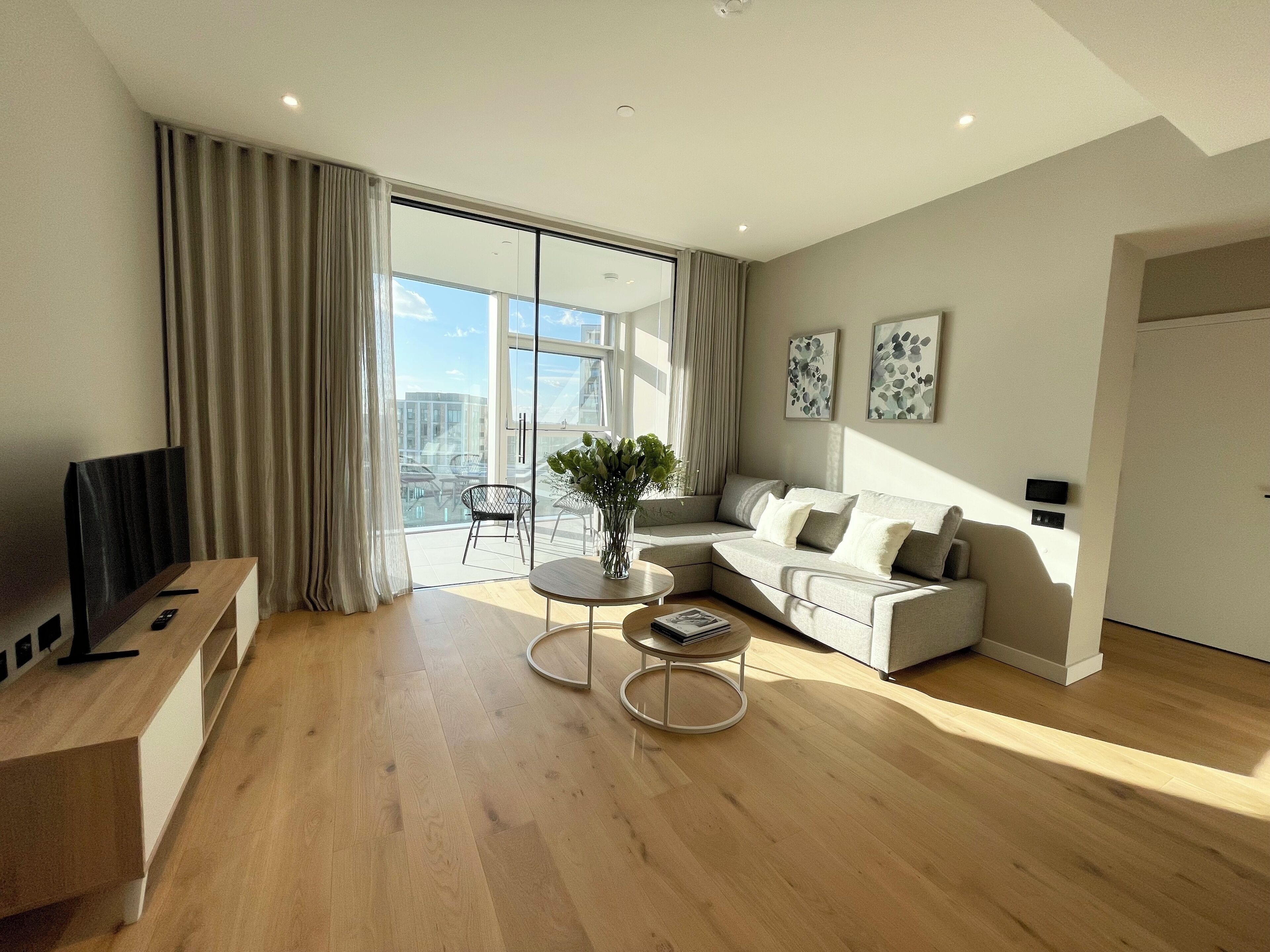 Departamento, balcón, vista a la ciudad | Área de sala de estar