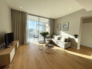 Departamento, balcón, vista a la ciudad | Área de sala de estar