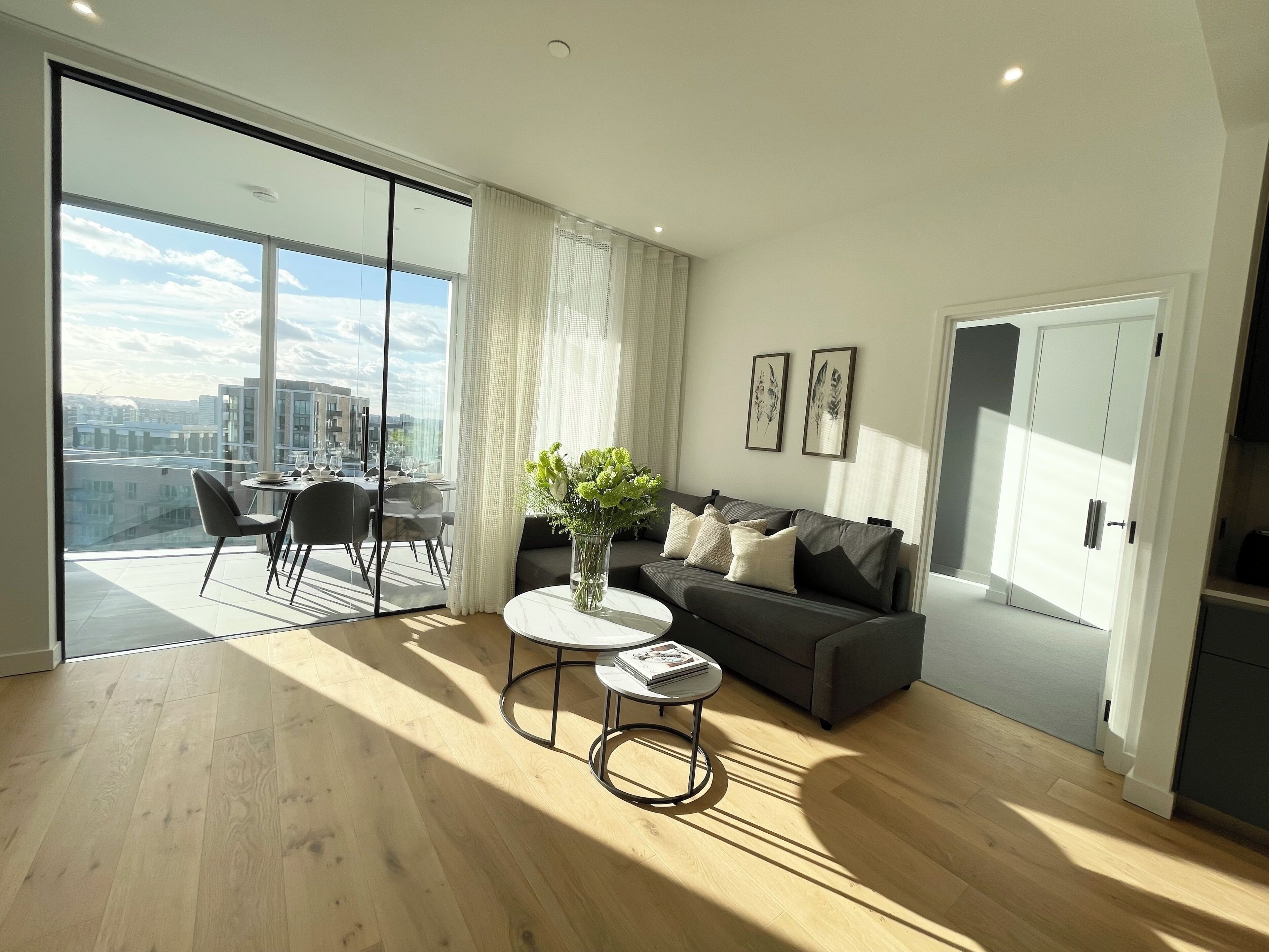 Departamento, balcón, vista a la ciudad | Área de sala de estar