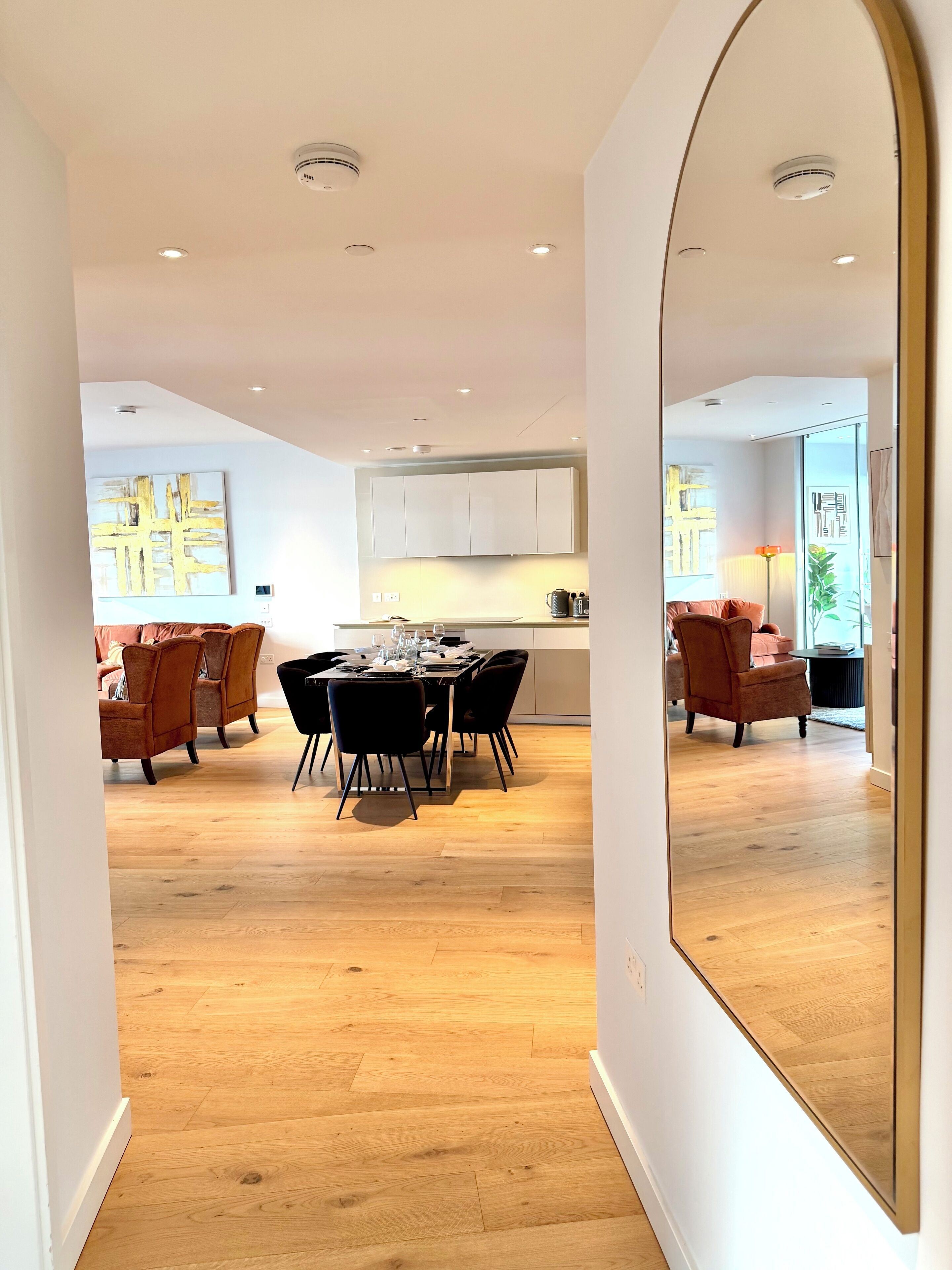 Ein modernes Interieur mit Essbereich, Küche und Wohnbereich.