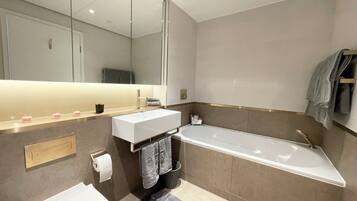 Departamento de lujo, balcón, vista a la ciudad | Baño