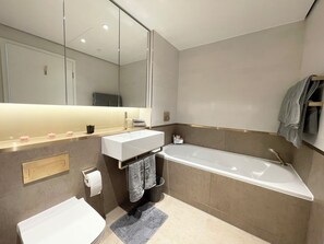 Departamento de lujo, balcón, vista a la ciudad | Baño