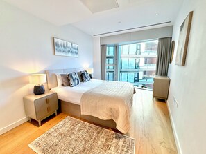 Luxury Apartment, Balcony, City View | Blackout drapes, soundproofing, iron/ironing board, free WiFi - Battersea Power Apartments (London)