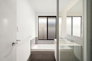 シャワー、ヘアドライヤー、タオル、石鹸