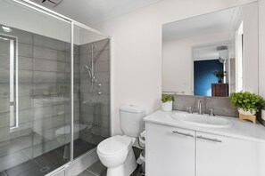 Dutxa, assecador de cabells, tovalloles i sabó 