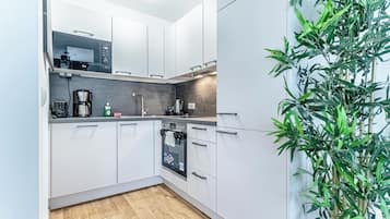 Basic-Apartment | Eigene Küche | Kühlschrank, Mikrowelle, Ofen, Herdplatte