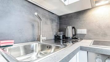 Departamento básico | Cocina privada | Refrigerador, microondas, horno y parrilla de estufa