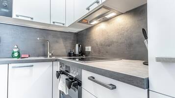 Basic Apartment | Private kitchen | Fridge, microwave, oven, stovetop