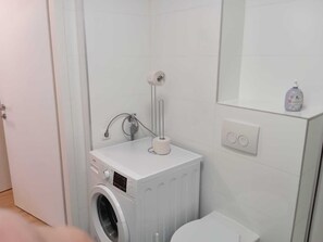 Basic-Apartment | Badezimmer | Dusche, kostenlose Toilettenartikel, Haartrockner, Handtücher