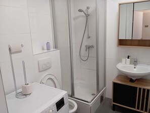 Basic-Apartment | Badezimmer | Dusche, kostenlose Toilettenartikel, Haartrockner, Handtücher