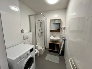 Basic-Apartment | Badezimmer | Dusche, kostenlose Toilettenartikel, Haartrockner, Handtücher
