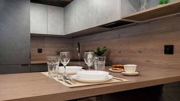 Frigorífic, microones, forn i placa de cuina