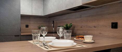 Køleskab, mikrobølgeovn, ovn, kogeplade