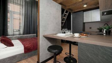 Planxa i posts de planxar, wifi i roba de llit