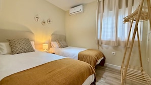 3 slaapkamers, een strijkplank/strijkijzer, wifi, beddengoed