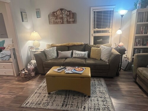 Cozy 1-bedroom house in charming Newport News with AC, WiFi, full kitchen