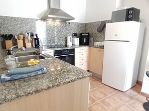Private kitchen - MARITIM CENTRAL - Deluxe rooms, "with direct access to kitchen and dining room". (Sant Feliu de Guíxols)