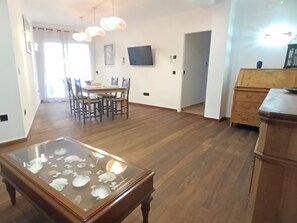 Dining - MARITIM CENTRAL - Deluxe rooms, "with direct access to kitchen and dining room". (Sant Feliu de Guíxols)