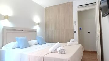 Tabla de planchar con plancha, wifi, ropa de cama