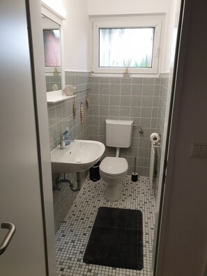 Shower - Apartment 'Moderne Ferienwohnung Meerzeit' with Private Terrace, Private Garden and Wi-Fi (Wangerland)