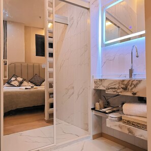 Superior Double Room | Bathroom | Shower, hair dryer, slippers, towels - Shanghai Puyi Hotel (Shanghai)