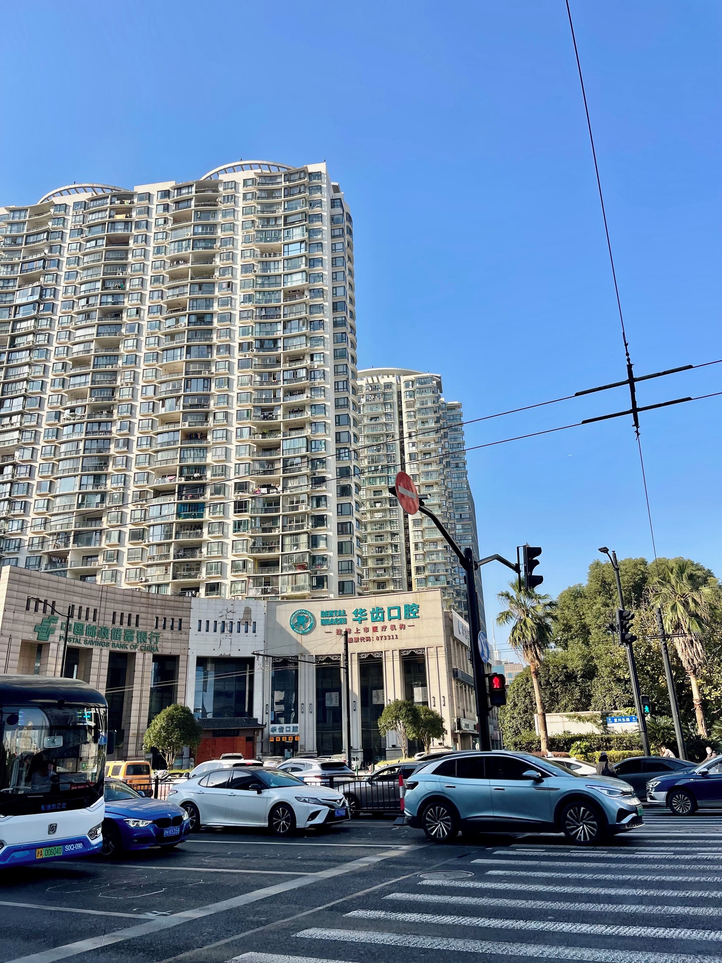 Un edificio de varios pisos con un diseño arquitectónico moderno, que cuenta con numerosos balcones y ventanas amplias.