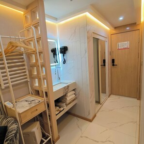 Superior Triple Room | Bathroom | Shower, hair dryer, slippers, towels - Shanghai Puyi Hotel (Shanghai)