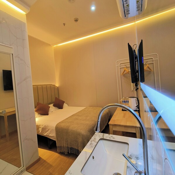 Classic Double Room | Blackout drapes, iron/ironing board, free WiFi, bed sheets - Shanghai Puyi Hotel (Shanghai)