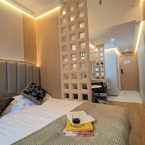 Superior Triple Room | Langsir/tirai gelap terus, seterika/papan seterika, Wi-fi percuma 