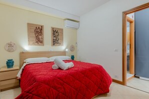 2 habitaciones y tabla de planchar con plancha