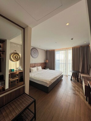 Estúdio standard, vista parcial para o oceano | Cofres nos quartos, escrivaninha, espaço de trabalho para notebook