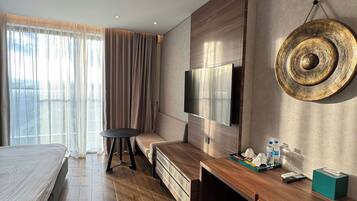 Studio Standar, pemandangan laut sebagian | Brankas, meja kerja, ruang kerja ramah laptop, dan tirai kedap cahaya