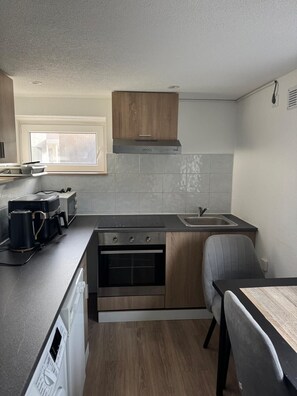 Kühlschrank, Mikrowelle, Ofen, Herdplatte