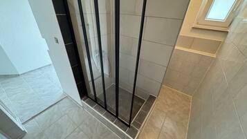 Regadera, toallas, jabón, shampoo